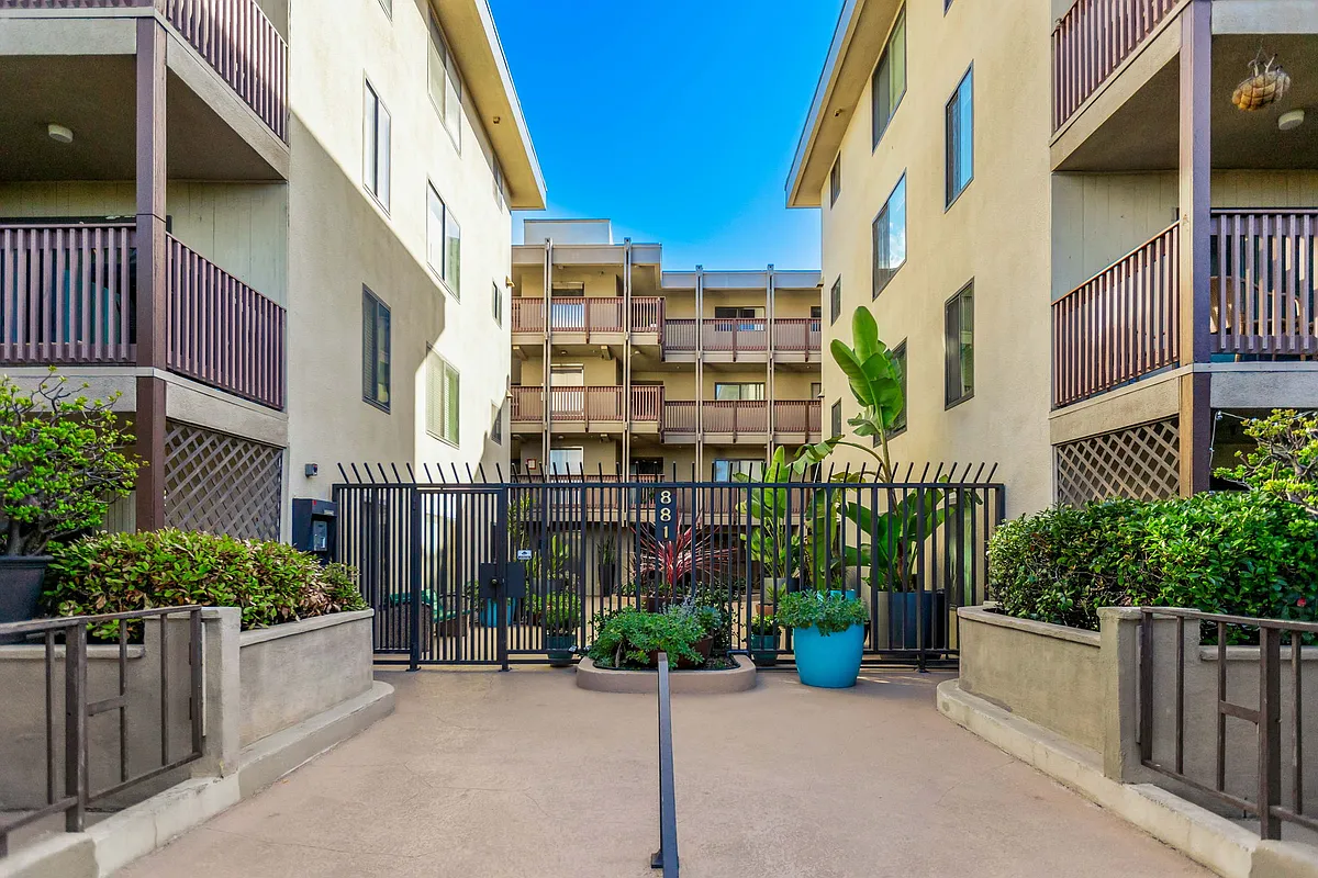 Building Photo - 881 Thomas Ave #11