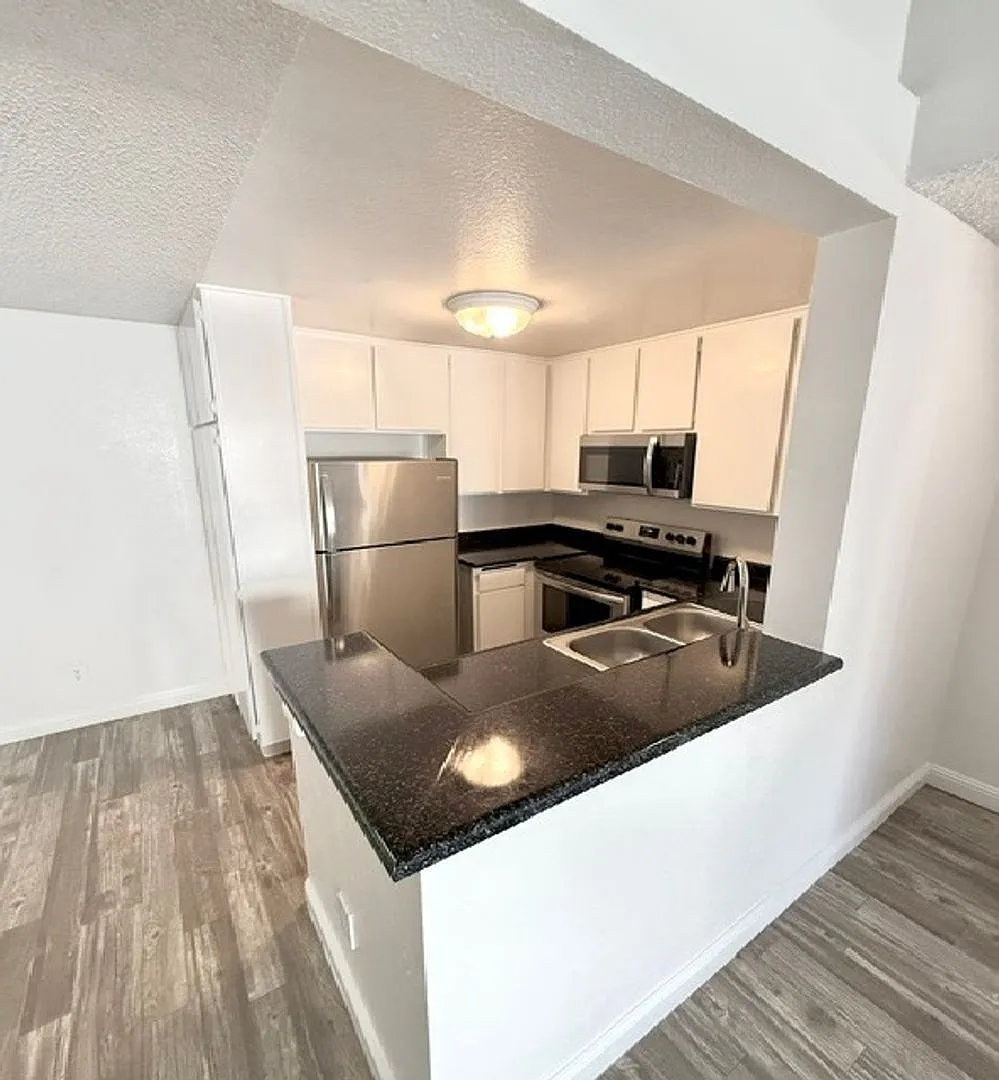 BONITA COURT APARTMENTS — Photo 4