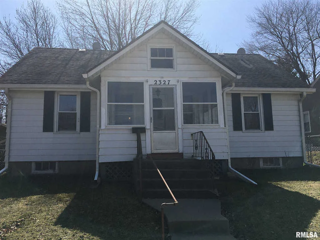 2327 Oak St photo 1