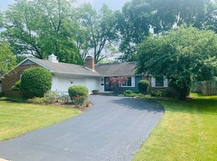 1013 Shari Ln, Libertyville, IL 60048