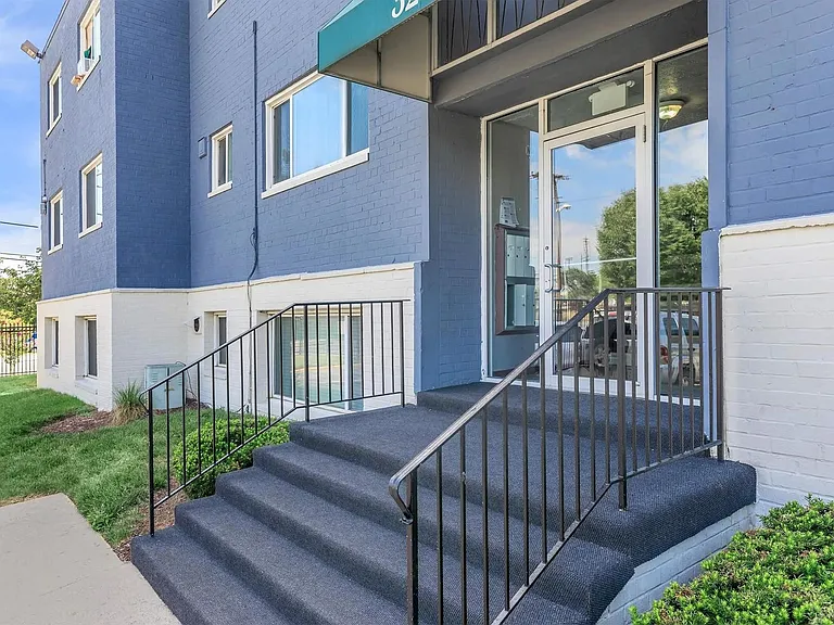 Regency Court Apartments — Photo 47