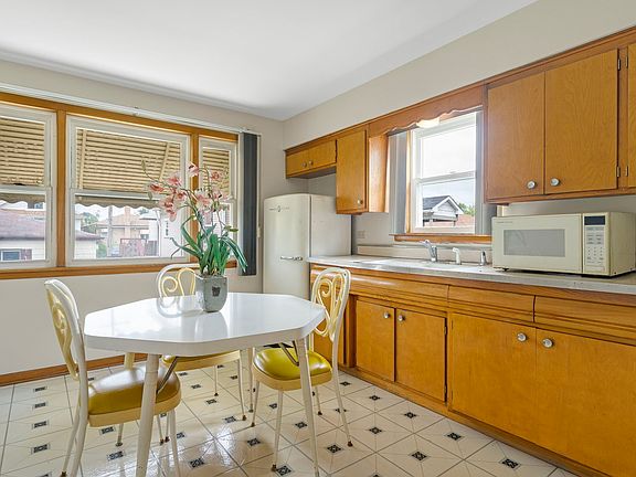 4th image of 2146 N McVicker Ave
