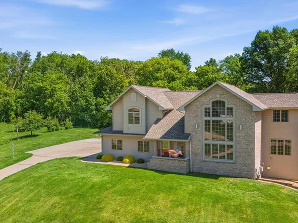 10294 Emberwood Dr, Dubuque, IA 52001