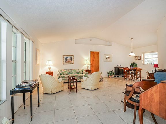 5th image of 129 Redgrave Dr