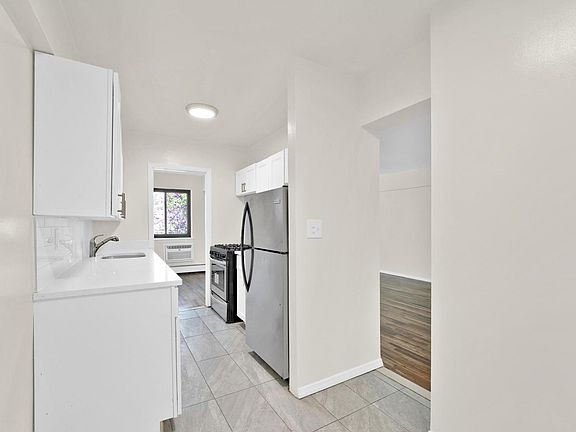 3rd image of 181 Maple Ave APT 208
