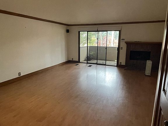 3rd image of 8860 Villa La Jolla Dr #210-1