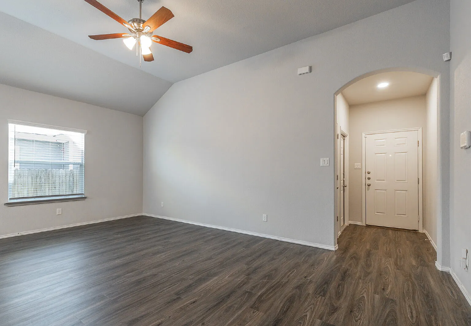 3 bed, 2.5 bath, 1372 sqft, $1,597 — Photo 4