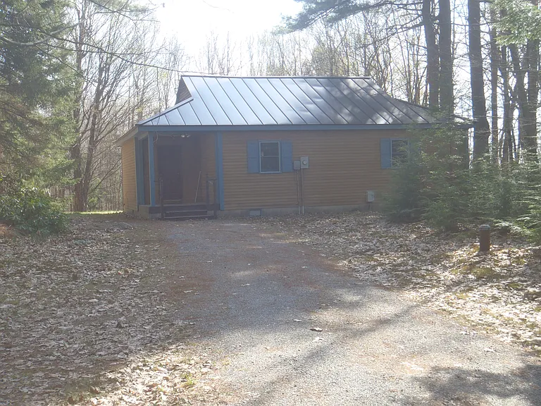 1065 Valley Rd — Photo 4