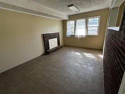 3 bed, 1.0 bath, 1300 sqft, $1,300 — Photo 2