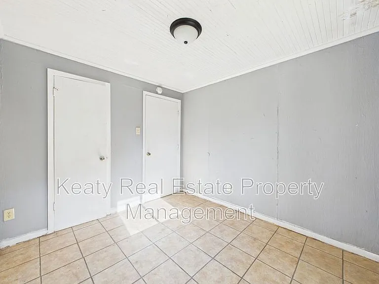 704 13th St — Photo 7