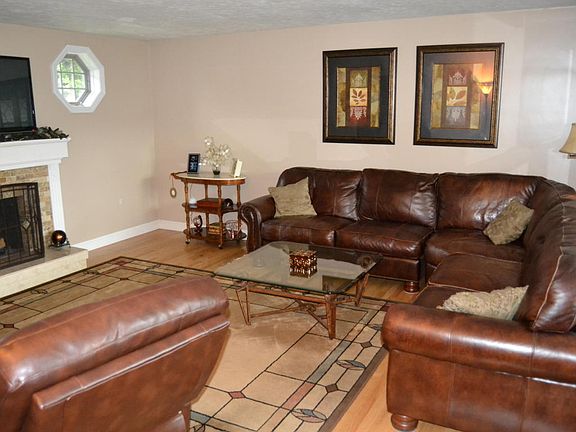 3rd image of 105 W Pauline Dr