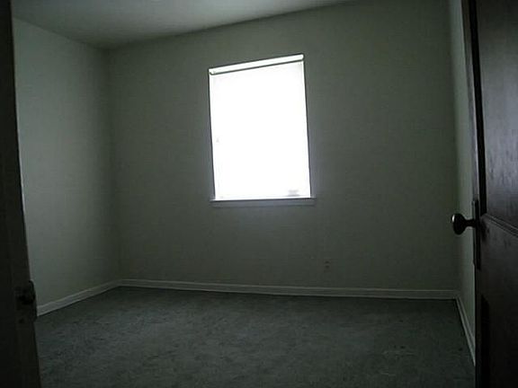 3rd image of 1912 Glencrest Cir