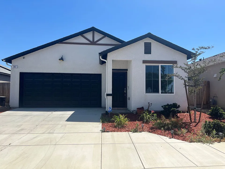 587 Sandtrap Ln