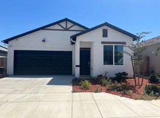 587 Sandtrap Ln, Lemoore, CA 93245