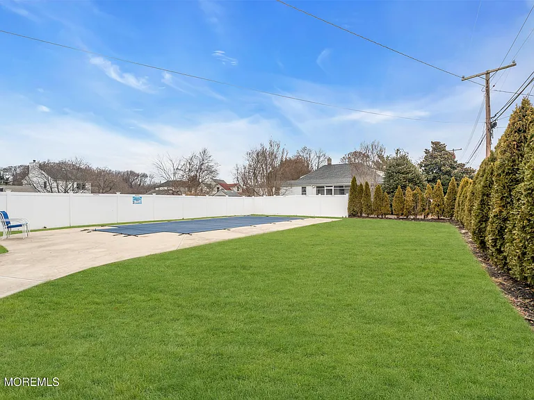 323 Roosevelt Ave — Photo 17