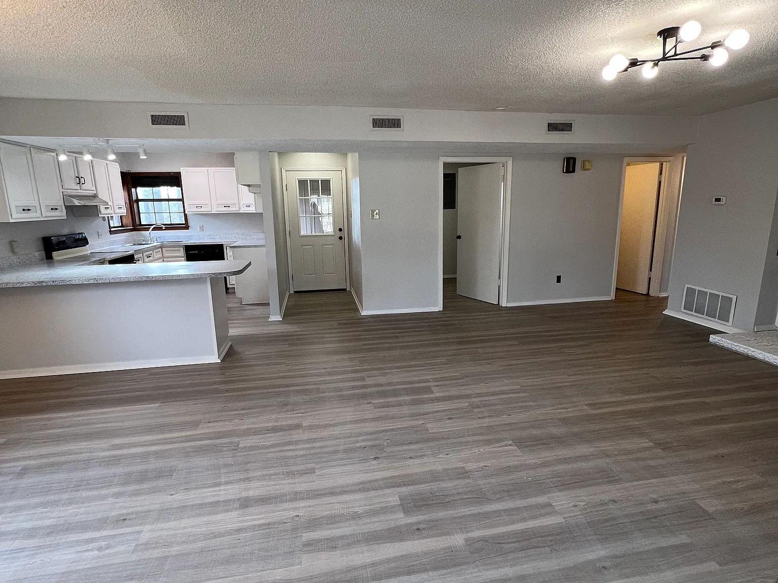 2 bed, 1320 sqft, $1,575 — Photo 3