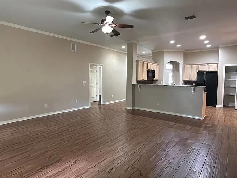 9812 Kings Pointe Dr — Photo 32
