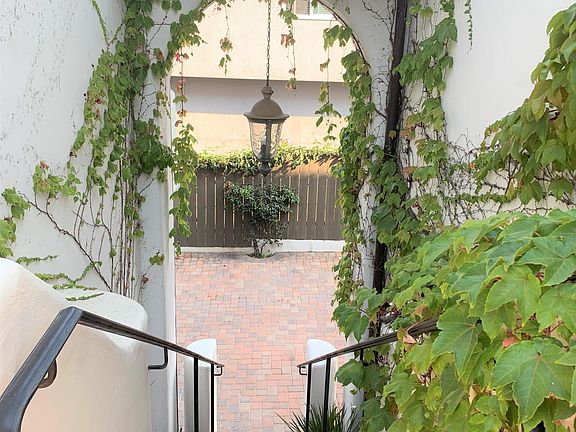 2nd image of 2316 De La Vina St APT D