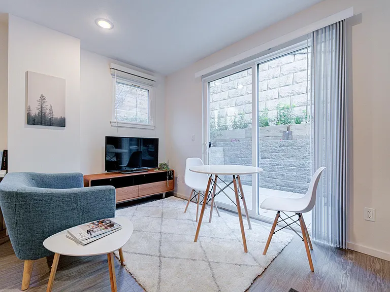 Viola Apartments — Photo 17