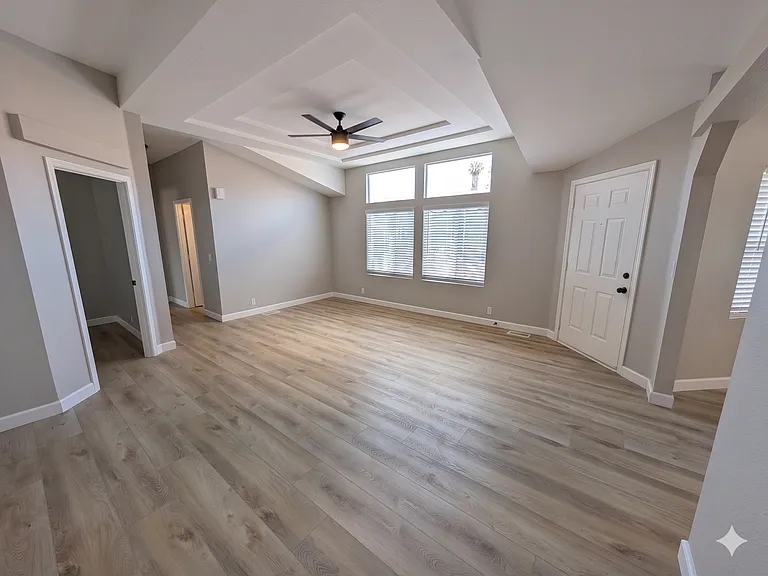 700 E Washington St #3 — Photo 4