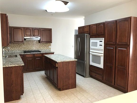 2nd image of 2207 Yale Cir
