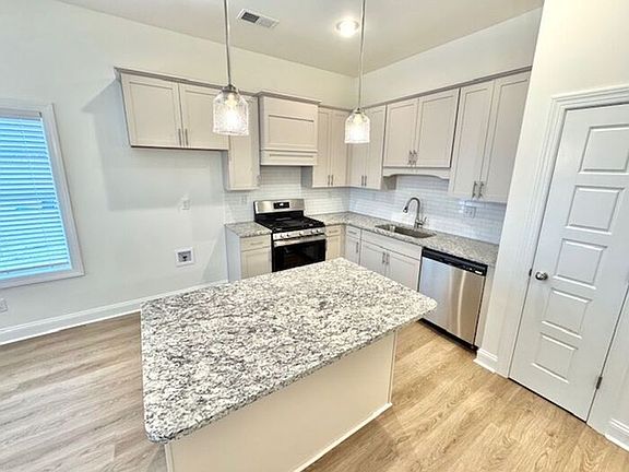 3rd image of 5323 Douglas Dr