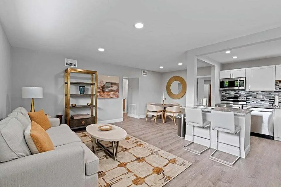 3 bed, 2.0 bath, 2080 sqft, $5,000 — Photo 1