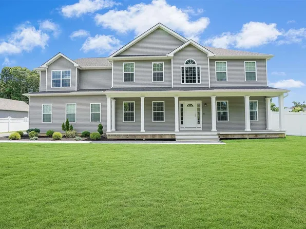 304 Treadwell Court, Bohemia, NY 11716