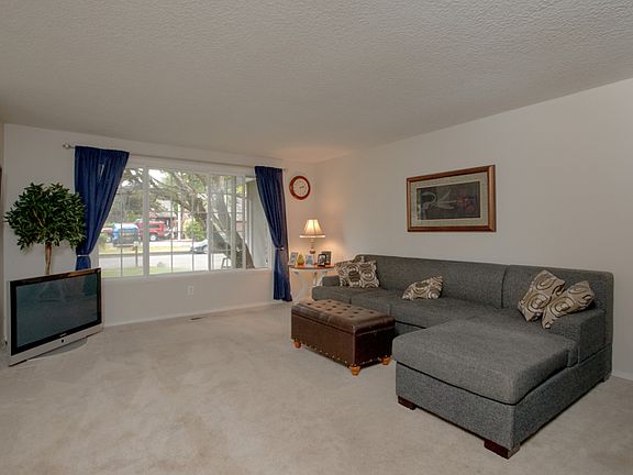 2nd image of 860 NE 6th Dr