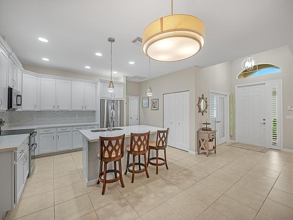 3rd image of 11555 SW Lake Park Drive