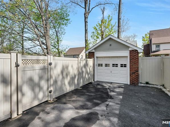 275 Carlton Ter, Teaneck, NJ 07666
