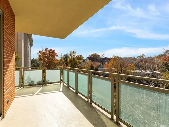 4950 Central St APT 307, Kansas City, MO 64112