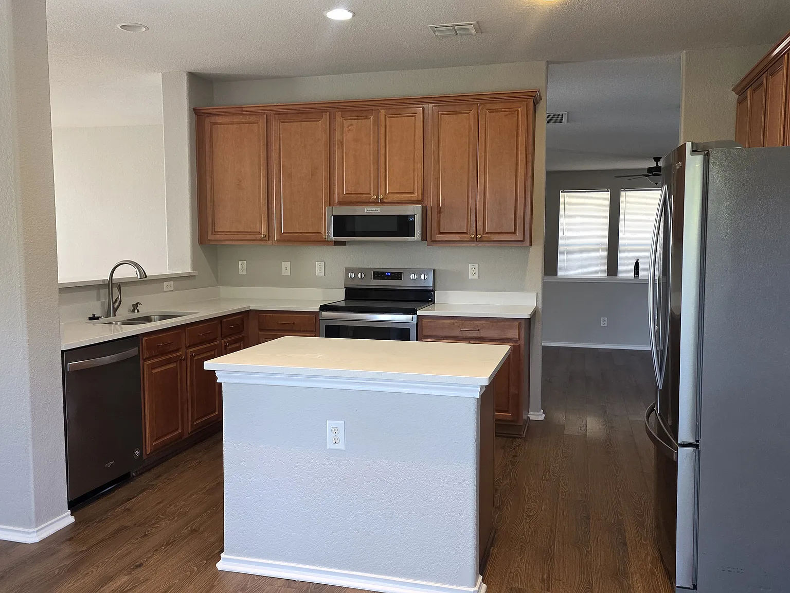 4 bed, 2.5 bath, 3288 sqft, $2,300 — Photo 3