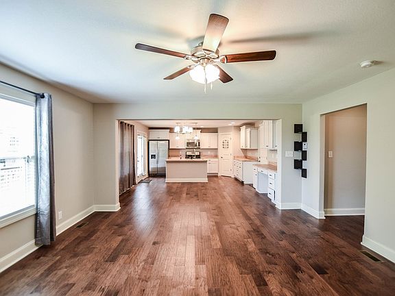 3rd image of 727 Valencia Dr