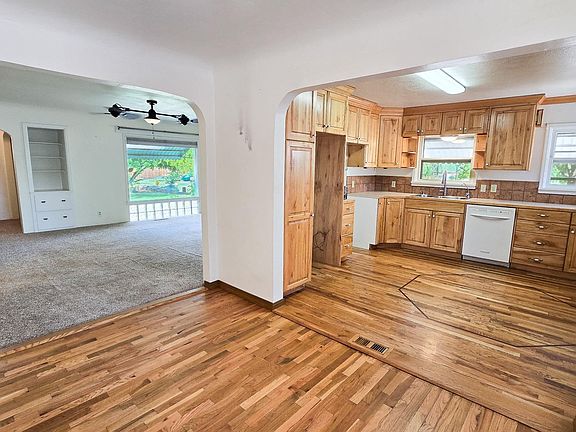 3rd image of 819 Davis Ave