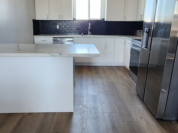 4th image of 2401 S Redondo Blvd #B