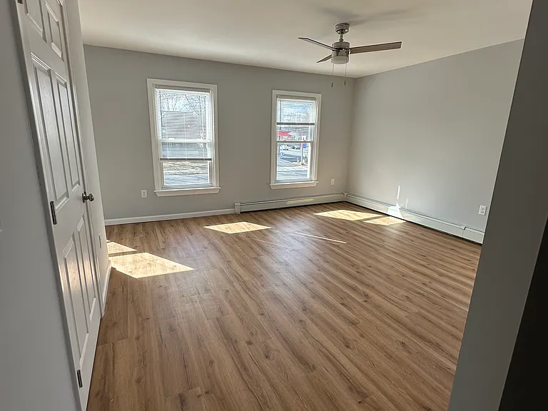 78-80 82 84 Burnside Ave #B — Photo 13