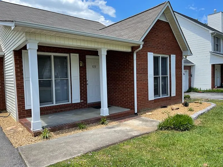 929 Nottingham Dr — Photo 2