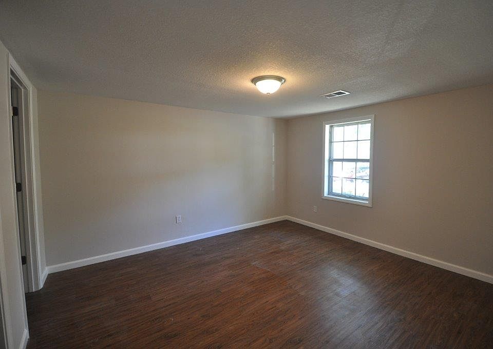 2nd image of 5528 NE 58th St