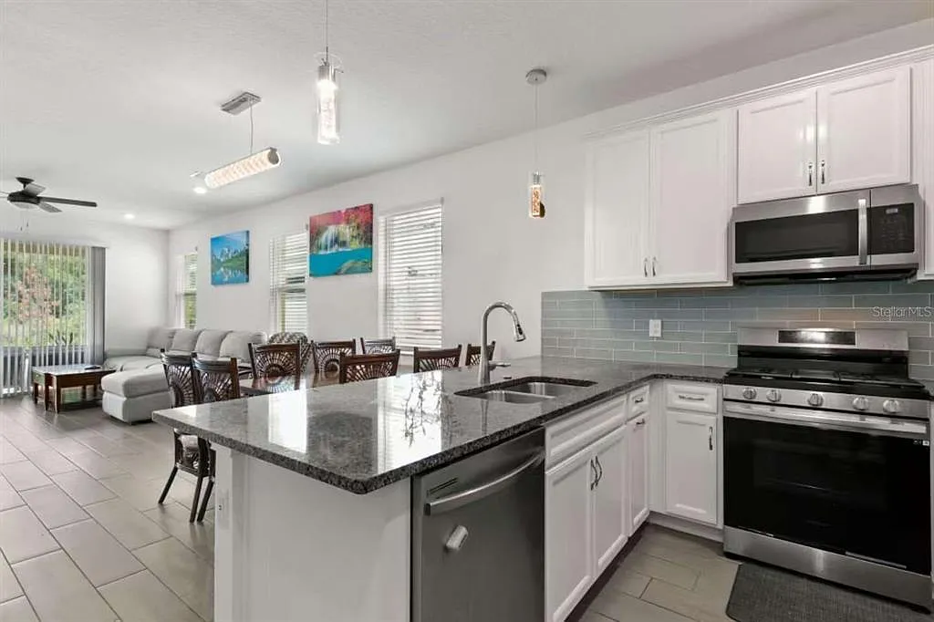 4 bed, 2.5 bath, 2115 sqft, $2,900 — Photo 4