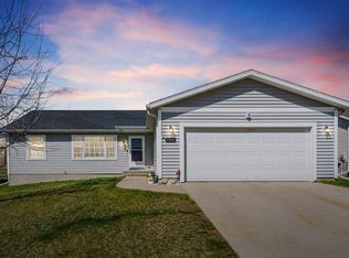 5910 York Ave, Marion, IA 52302