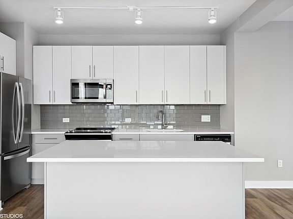 5th image of 6 W Illinois St #3609