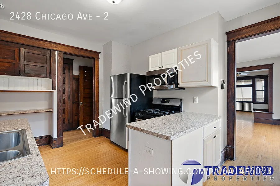 Huge 4 Bed 2 Bath Unit — Photo 2