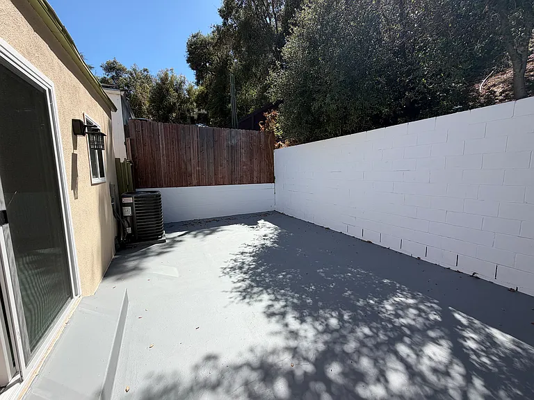 8535 Lookout Mountain Ave — Photo 40