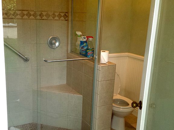 Master bath w/ dual shower heads, pedestal sink, in wall she