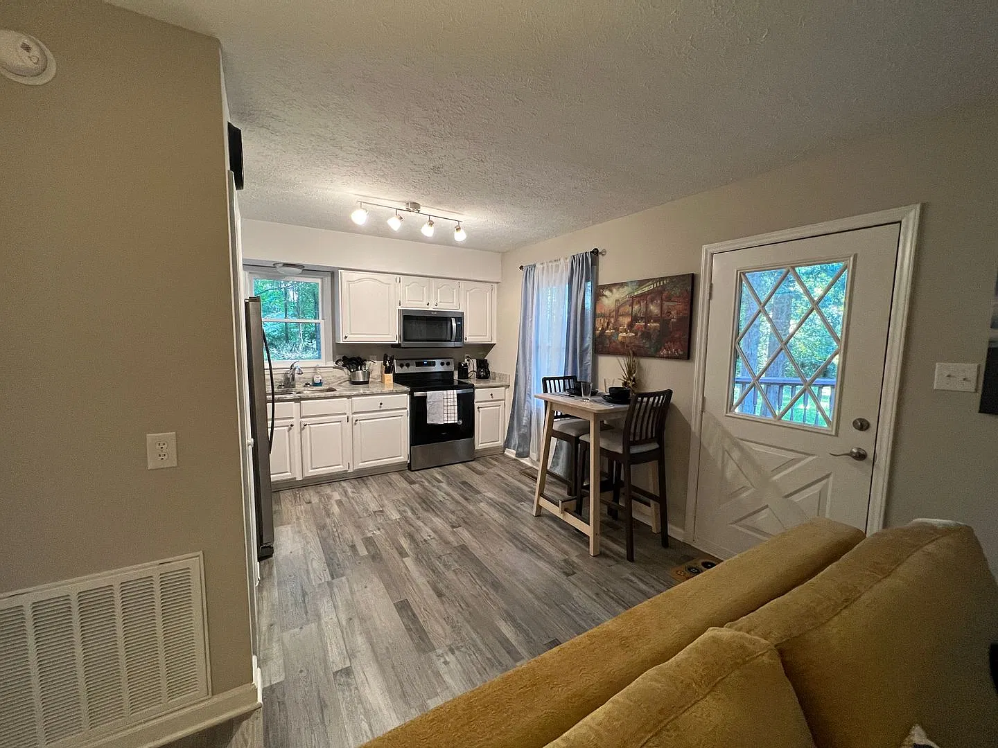 Impeccable Ensuite In King George — Photo 2