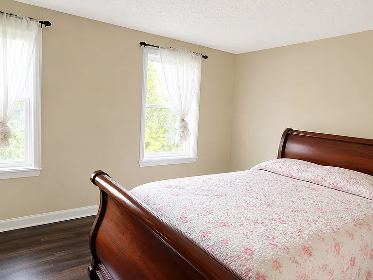 35 Hart Ave — Photo 2