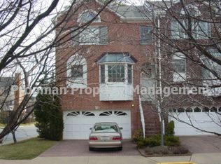 8200 Madrillon Ct, Vienna, VA 22182