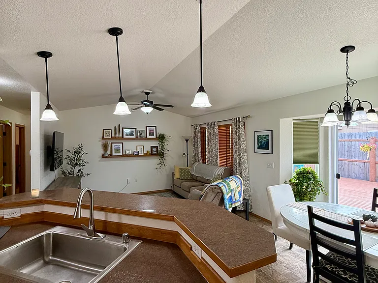 1372 N Angus Loop — Photo 8