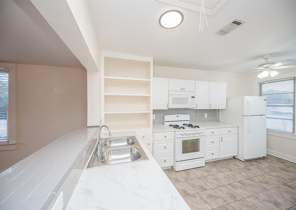 1st image of 204 1/2 Walton St